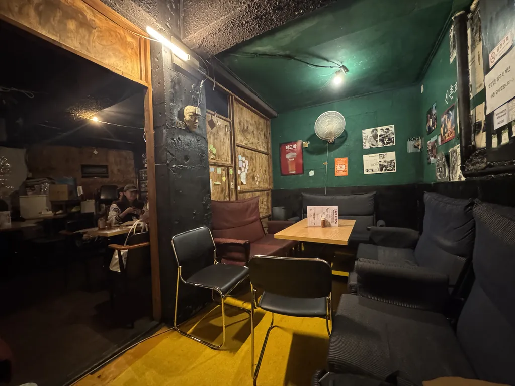 어두운 조명과 맞물려 몽환적인 분위기를 연출하며, 시각적인 즐거움을 더합니다.