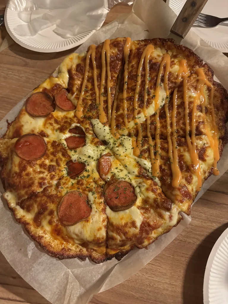 페퍼로니의 짭짤함과 치즈 피자의 순수한 고소함이 어우러져 맥주를 끊임없이 부릅니다.