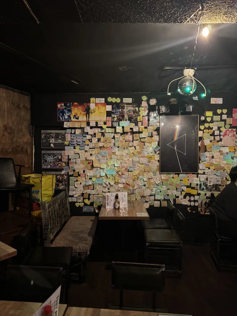 벽면을 가득 메운 포스트잇과 낙서들은 이곳을 거쳐 간 수많은 청춘들의 기록이자, 살아있는 인테리어 요소입니다.