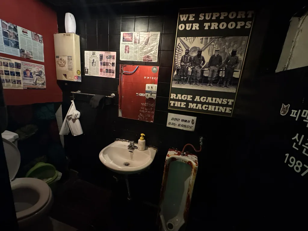 매장 내 화장실은 남녀 공용으로, 청결도는 확인이 필요합니다.