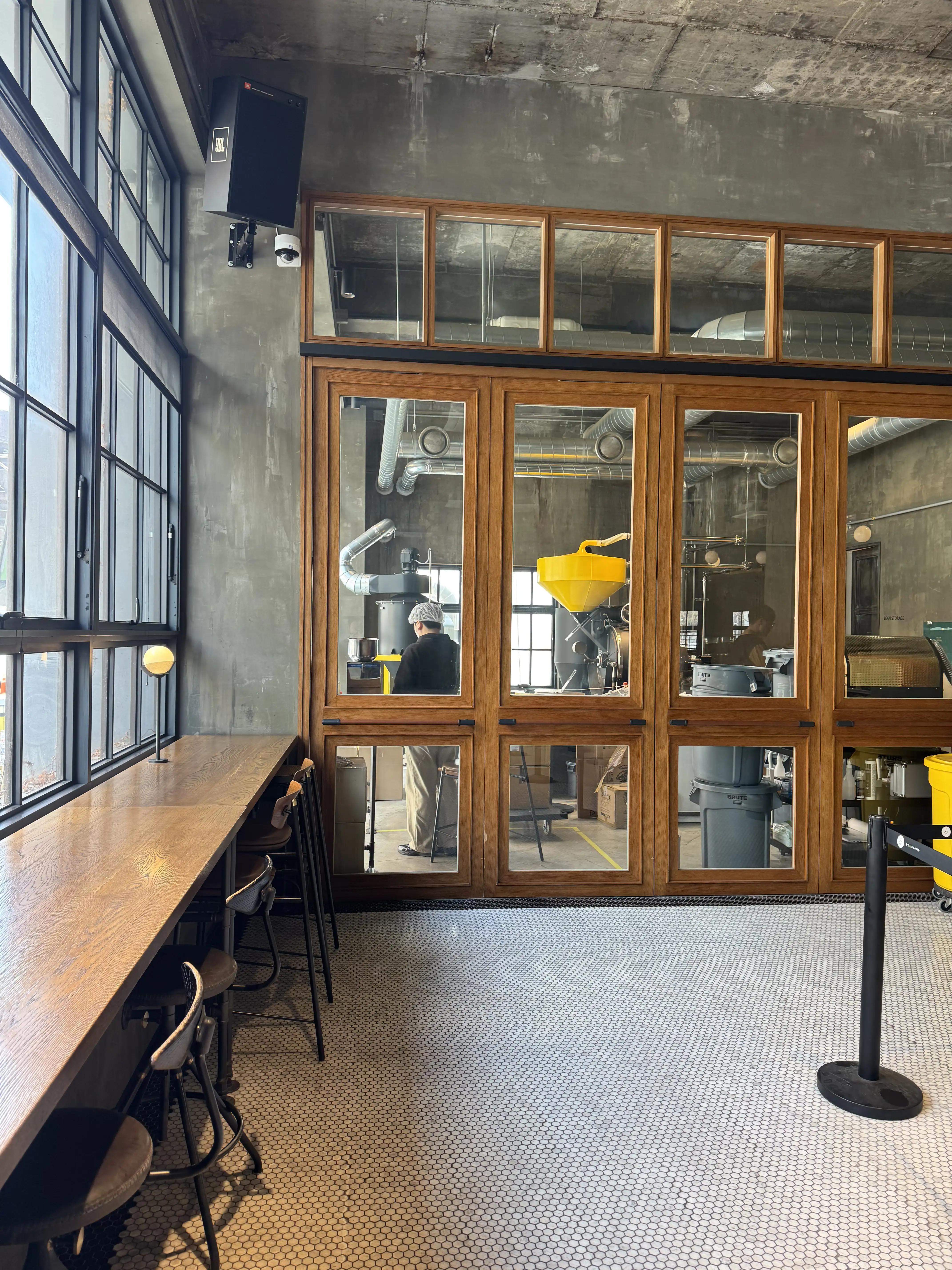 창가 바 좌석 - 바깥 풍경을 보며 작업하거나 커피 마시기 좋은 곳