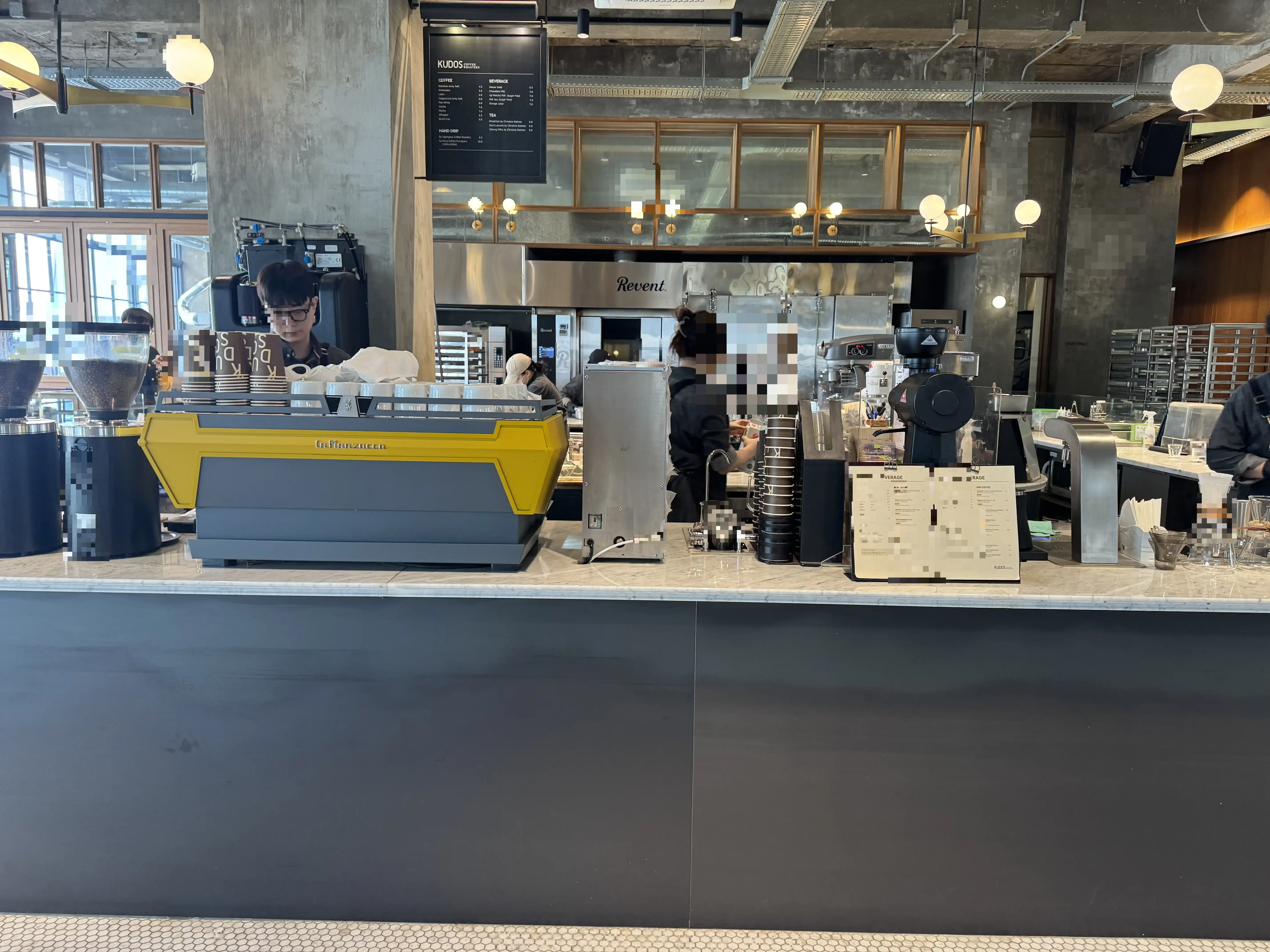 커피 바 모습 - 노란색 에스프레소 머신과 장비들