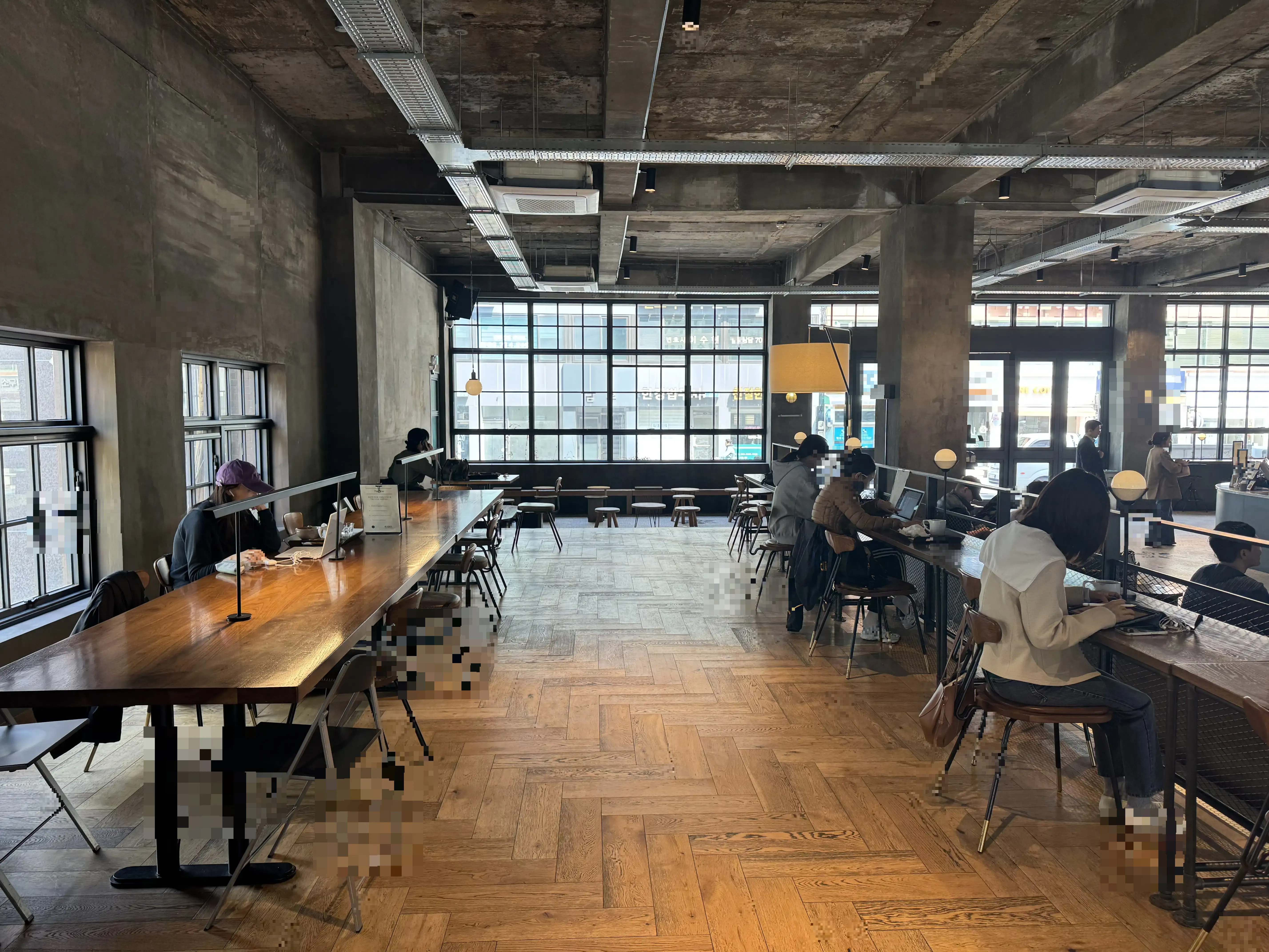 넓고 개방적인 내부 공간 - 높은 천장과 다양한 좌석