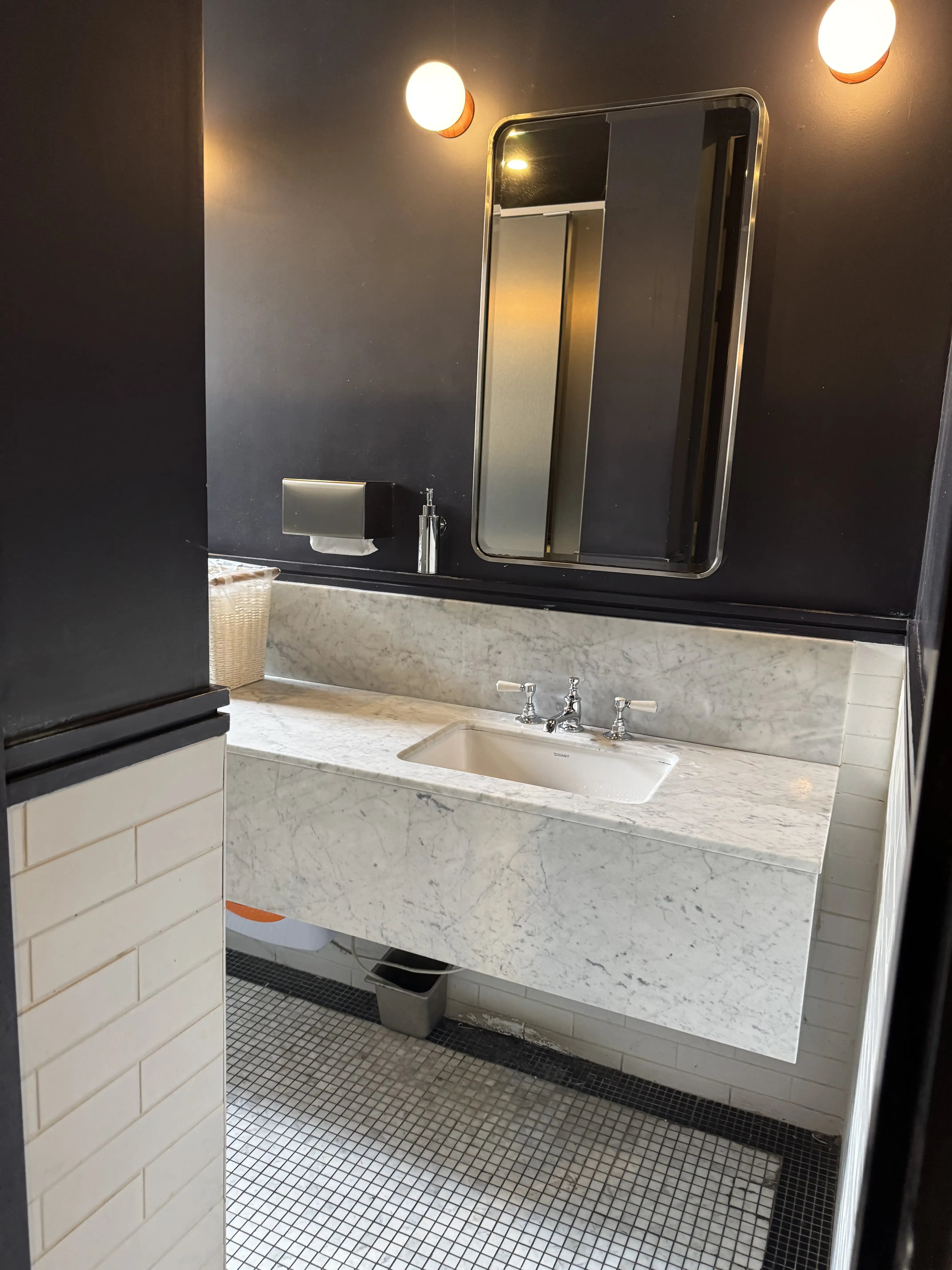 화장실 내부 - 깔끔한 세면대