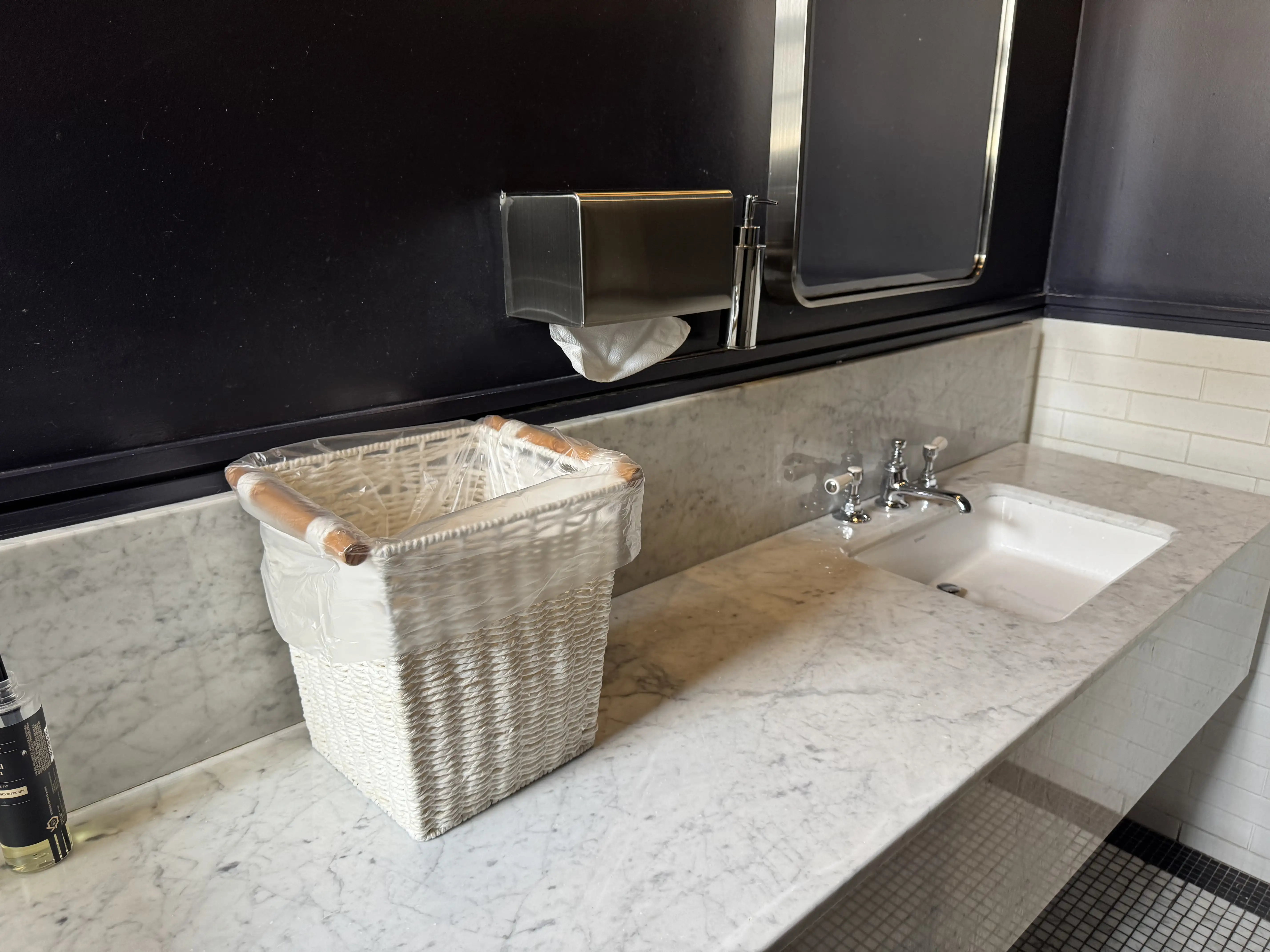 화장실 내부 - 휴지통 및 페이퍼 타월