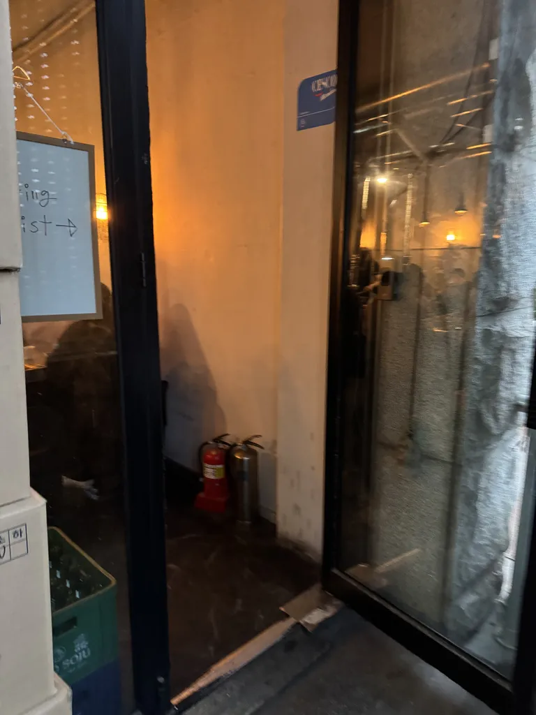 신촌 창돈 입구에서 매장으로 들어가는 문