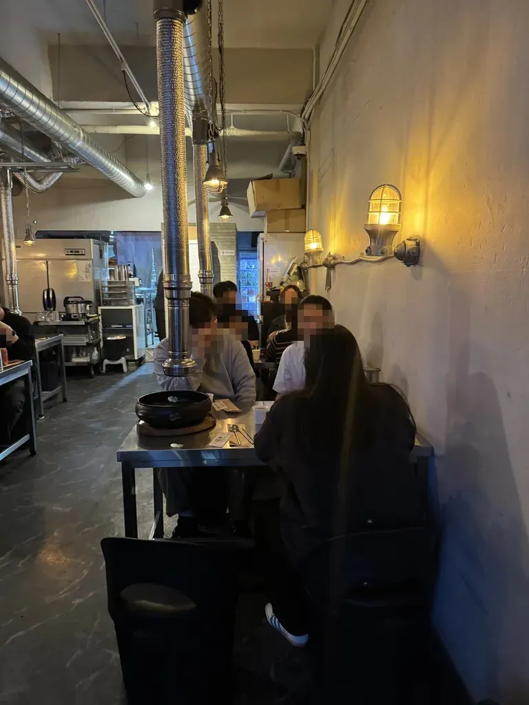 신촌 창돈 입구 문에서 바라본 내부 테이블과 손님들