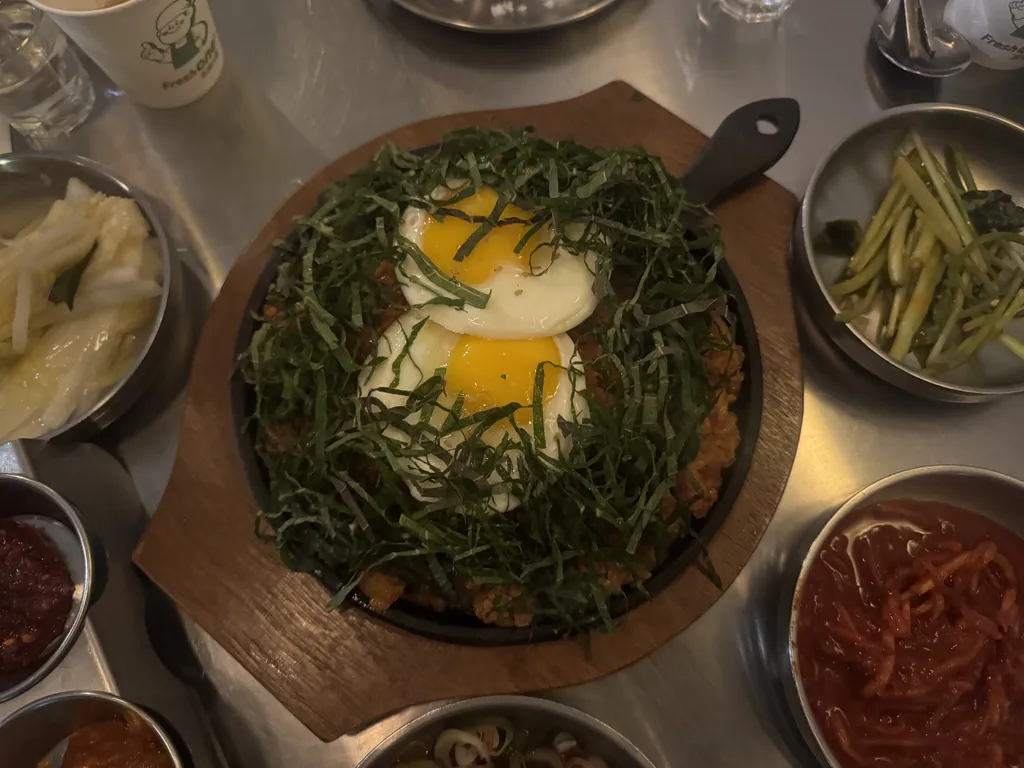 고소하고 든든한 신촌 창돈 철판 깻잎 볶음밥