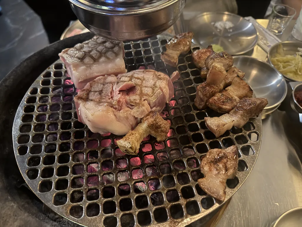 노릇하게 잘 구워진 신촌 창돈 꽃목살 클로즈업