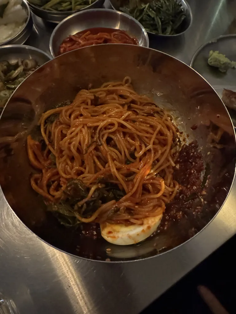 상큼하고 아삭한 신촌 창돈 무생채 비빔면