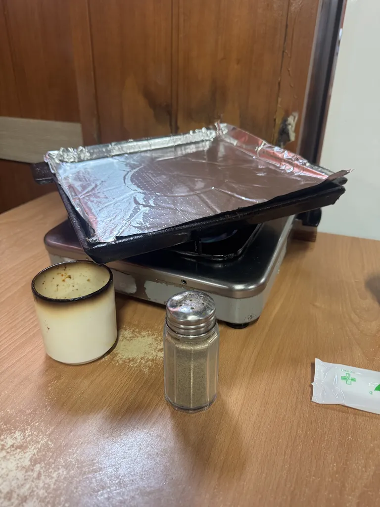 테이블에서 구워지는 냉동 삼겹살