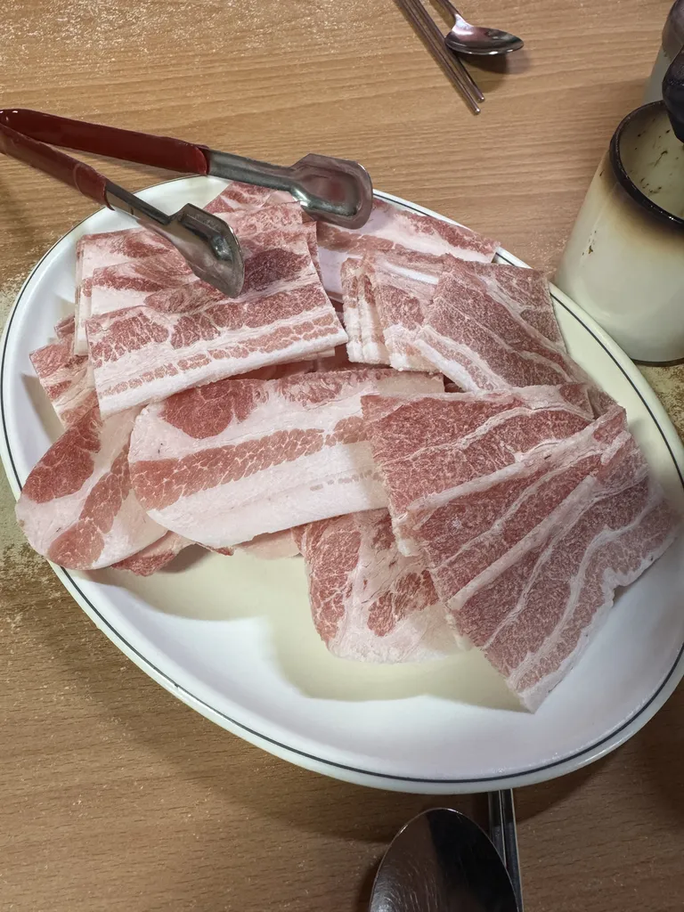 접시에 담긴 냉동 삼겹살