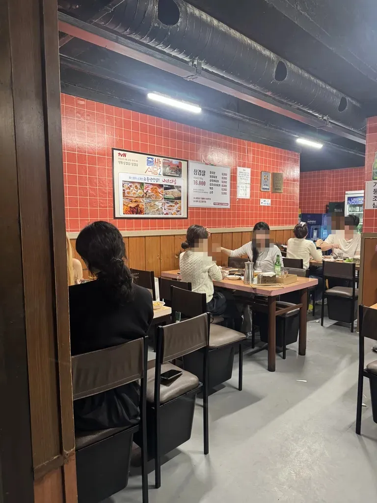 붉은 타일 인테리어