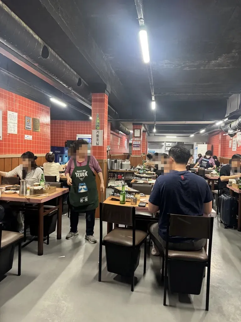 좁은 테이블 간격이 주는 정겨움