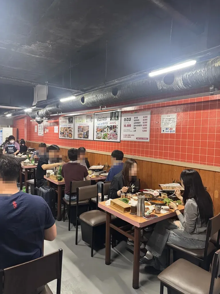 사람들의 왁자지껄한 대화 풍경