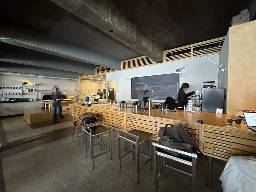 바리스타가 정성스럽게 커피를 내리는 모습