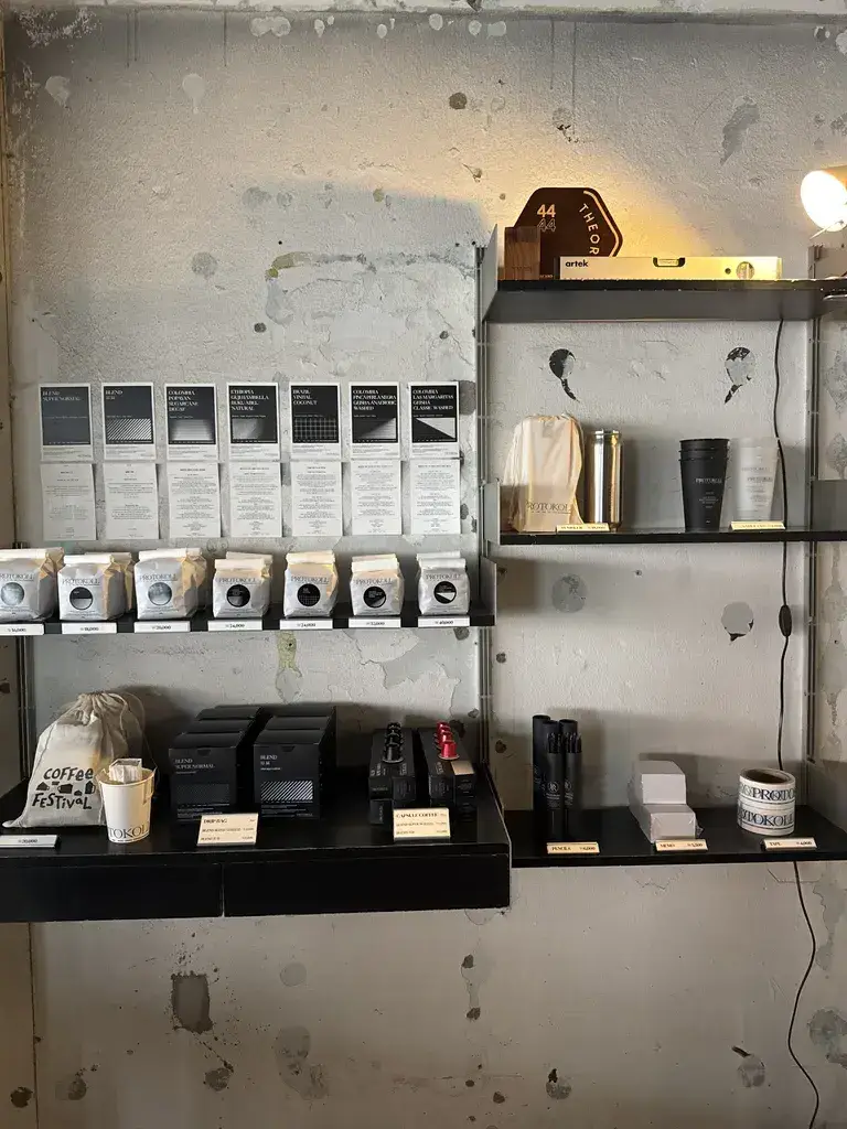 진열된 프로토콜 원두 및 관련 상품들