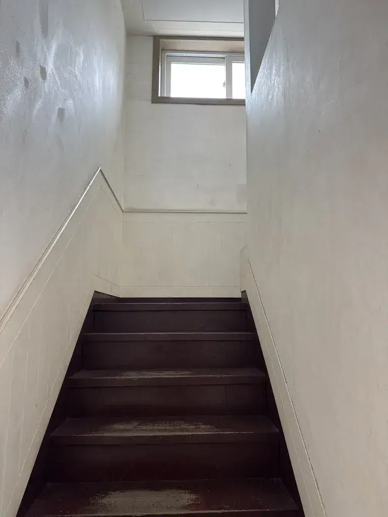 프로토콜 카페 연희점으로 올라가는 나무 계단과 입구 모습