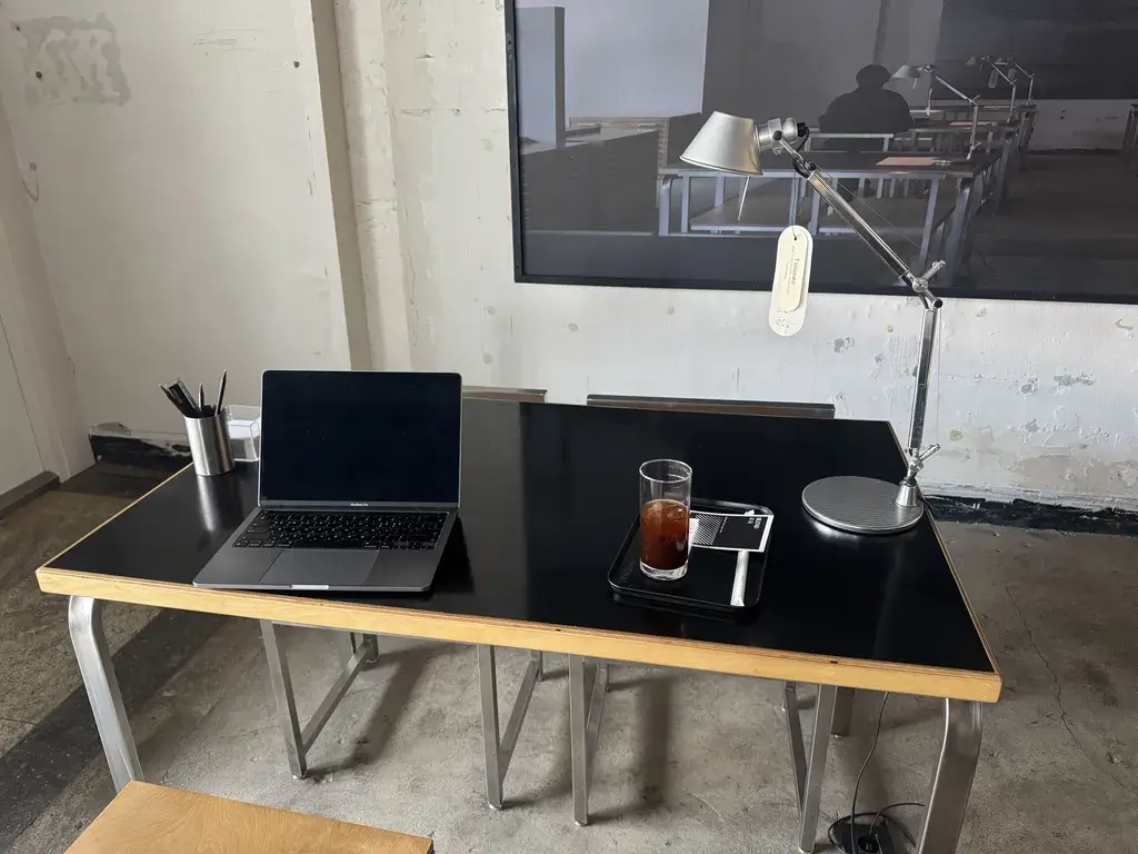 프로토콜 카페 내부 전체적인 분위기와 좌석 배치를 보여주는 넓은 화각의 사진