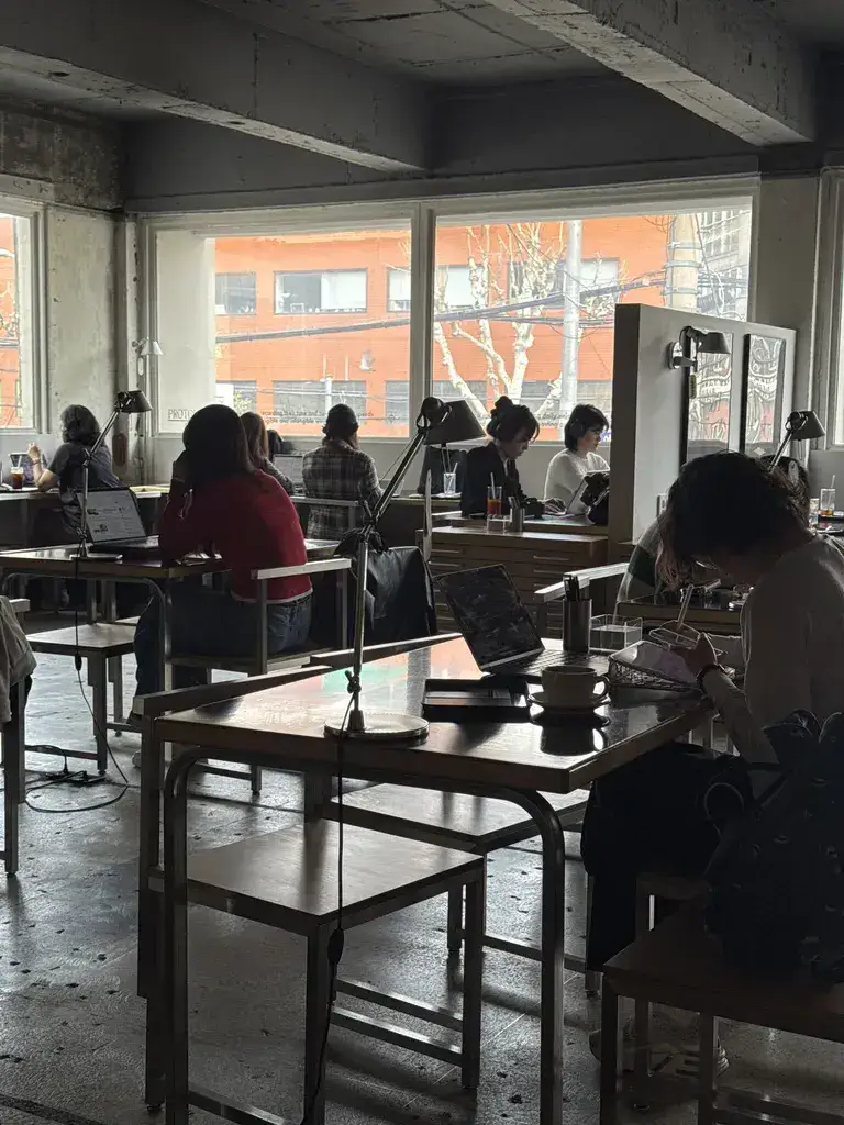 카페에서 작업 또는 공부에 집중하고 있는 사람들