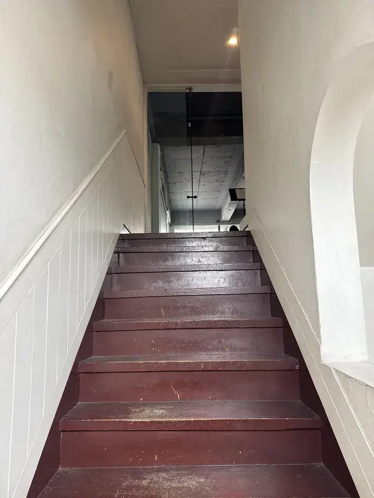 카페 내부로 이어지는 계단의 다른 각도