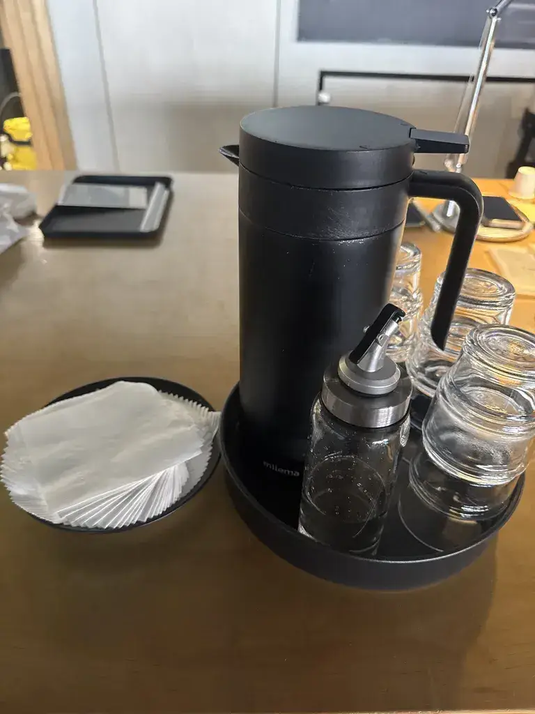 정돈된 셀프 바의 물과 냅킨