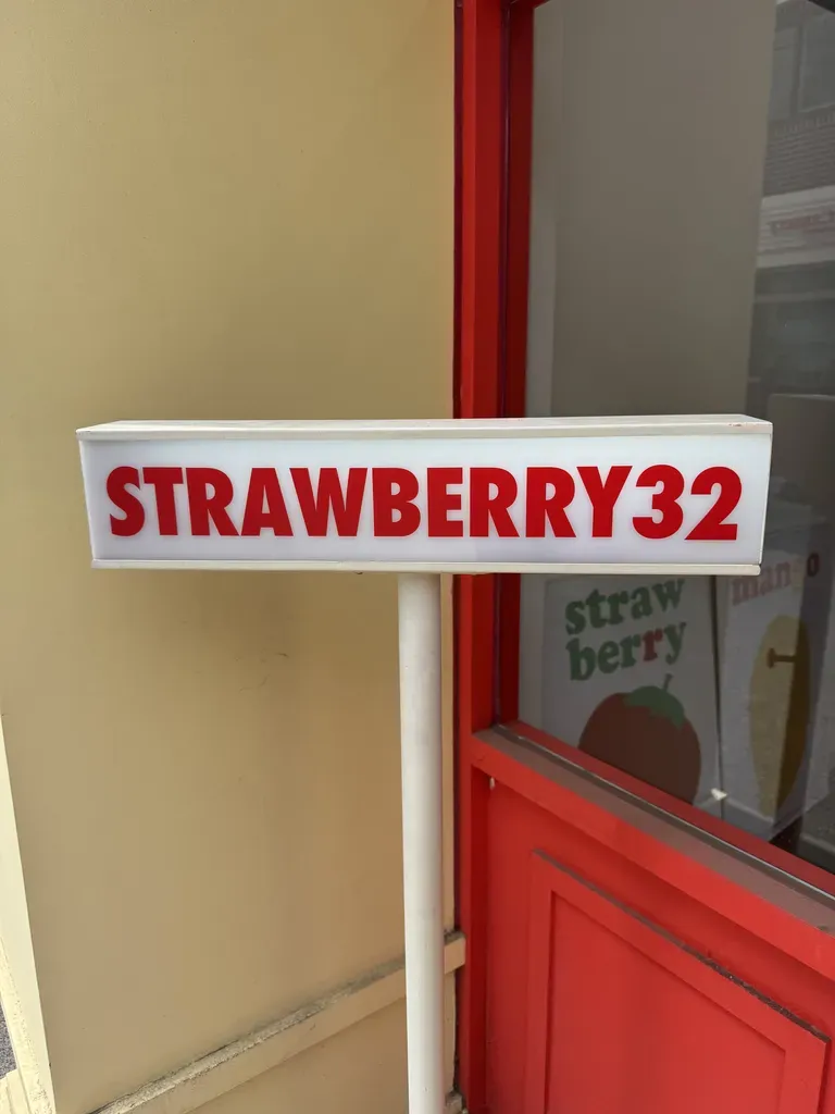 귀여운 딸기 로고 스티커