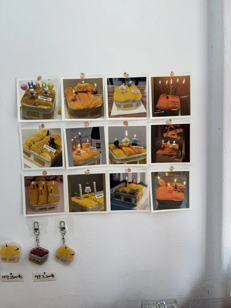 망고 케이크 사진이 걸린 벽면