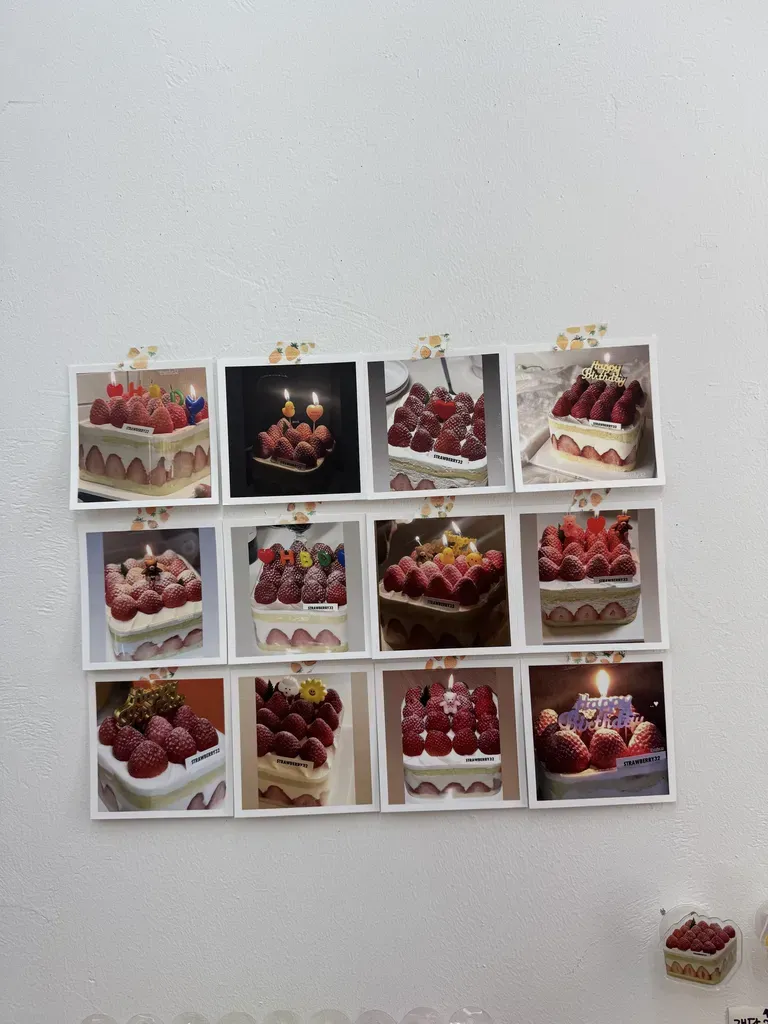 딸기 케이크 사진이 걸린 벽면